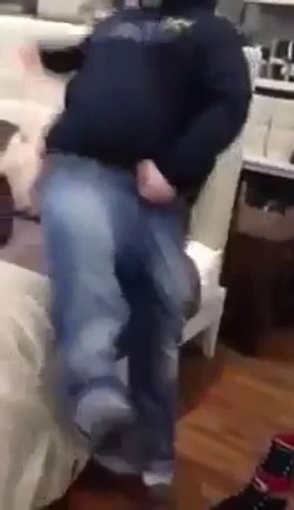 Videos Engraçados de Falhanços: Homem Parte Cama Em Loja IKEA