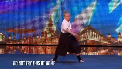 Le jury ne croit pas ce qui se passe devant ses yeux ... un spectacle d'arts martiaux par une très jeune fille !
