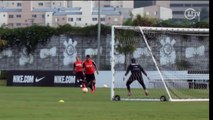 De volta aos treinos, Guerrero perde chance na cara do gol