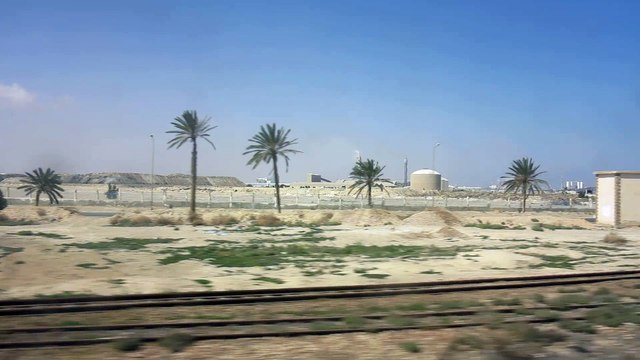 Arrivée à Gabes par le train / travelling du complexe industriel