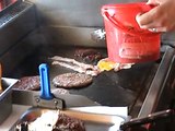 Hogyan készül a híres hamburger a Wikingerben?