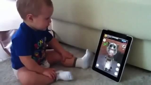 Малыш ведет диалог с котом