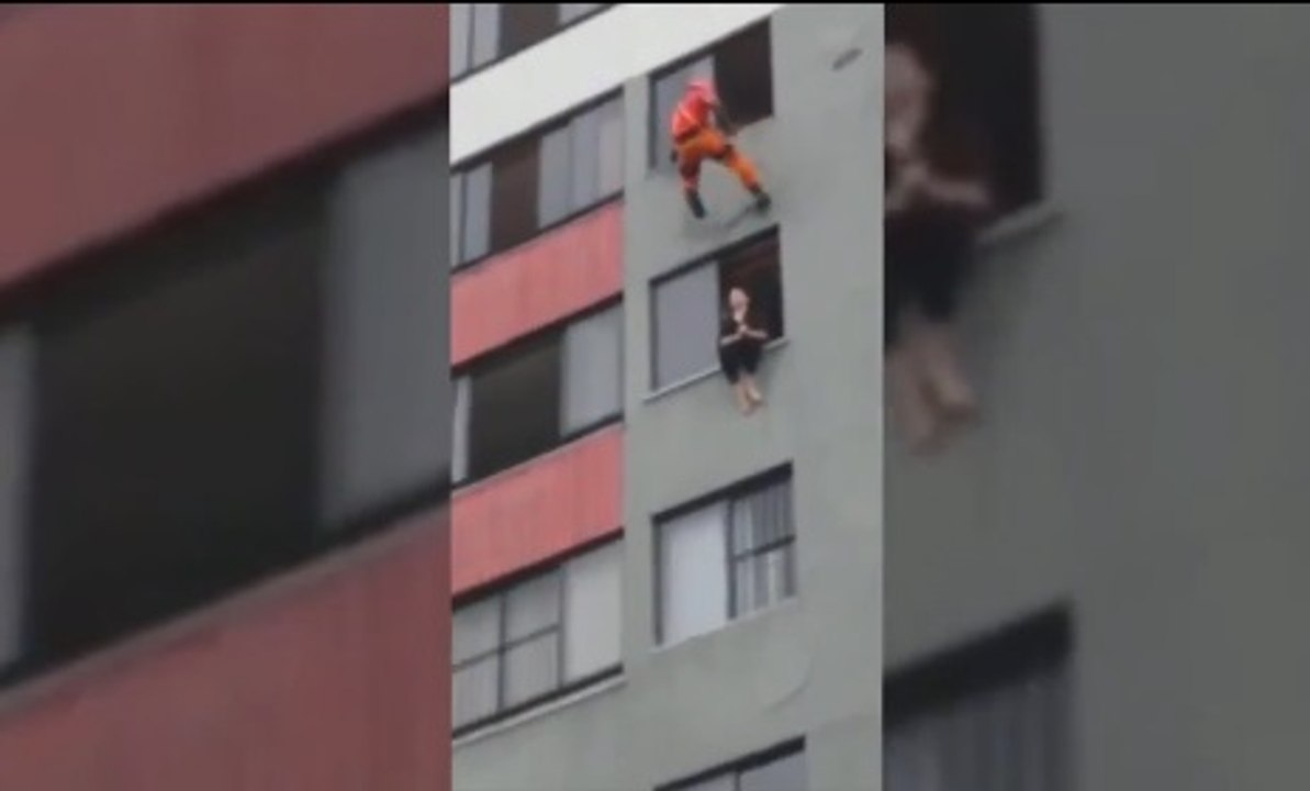 Бразильский пожарный спас суицидницу ударом в лицо | Brazilian firefighter rescued suitsidnitsu slap in the face