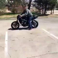 Il Tente de faire un Burn avec sa Moto et elle finit à la Casse