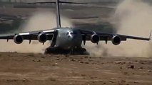 C17 هبوط طائرة الشحن العملاقة في مدرج ترابي