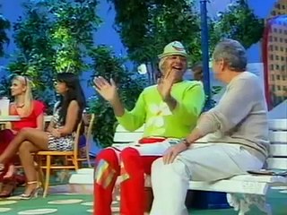 Tiririca não reconhece Carlos Alberto na Praça É Nossa 25 Anos