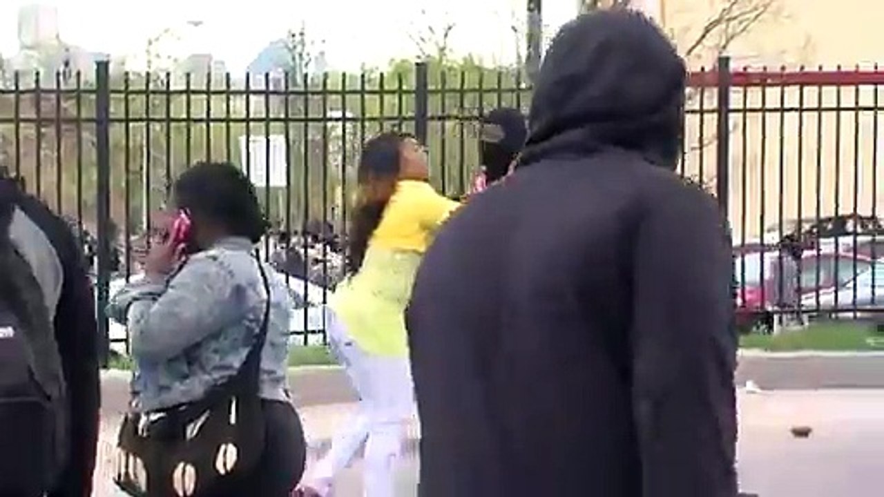 Une mère attrape son fils pendant les émeutes de Baltimore et lui met une belle correction!