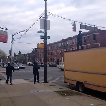 Michael Jackson danse pendant les émeutes de Baltimore!