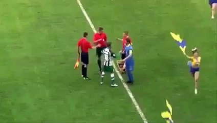 Une Pom-Pom girl tacle et fait tomber le capitaine d'une équipe de football!