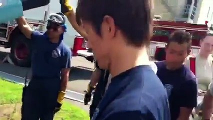 Un pompier casse la vitre d'une voiture avec un seul doigt