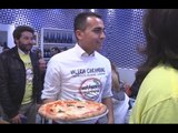 Campania - I parlamentari del M5S si autofinanziano servendo la pizza (28.04.15)