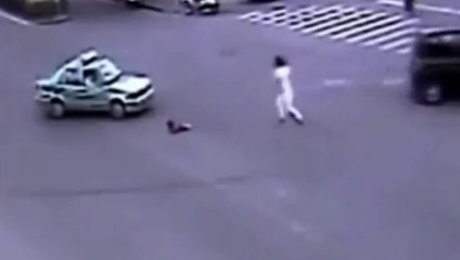 Father Leaps onto Road to save his Child