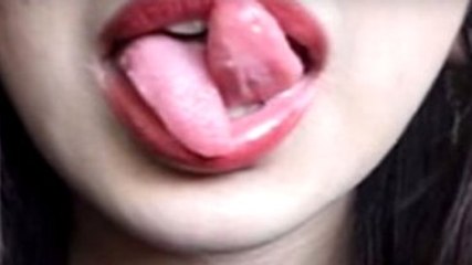 Yılan Dilli Kızın Videosu Viral Oldu