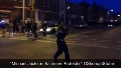 Il danse sur le son de Michael Jackson pendant les émeutes à Baltimore