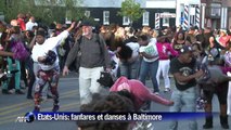 Etats-Unis: fanfares et danseurs dans les rues de Baltimore