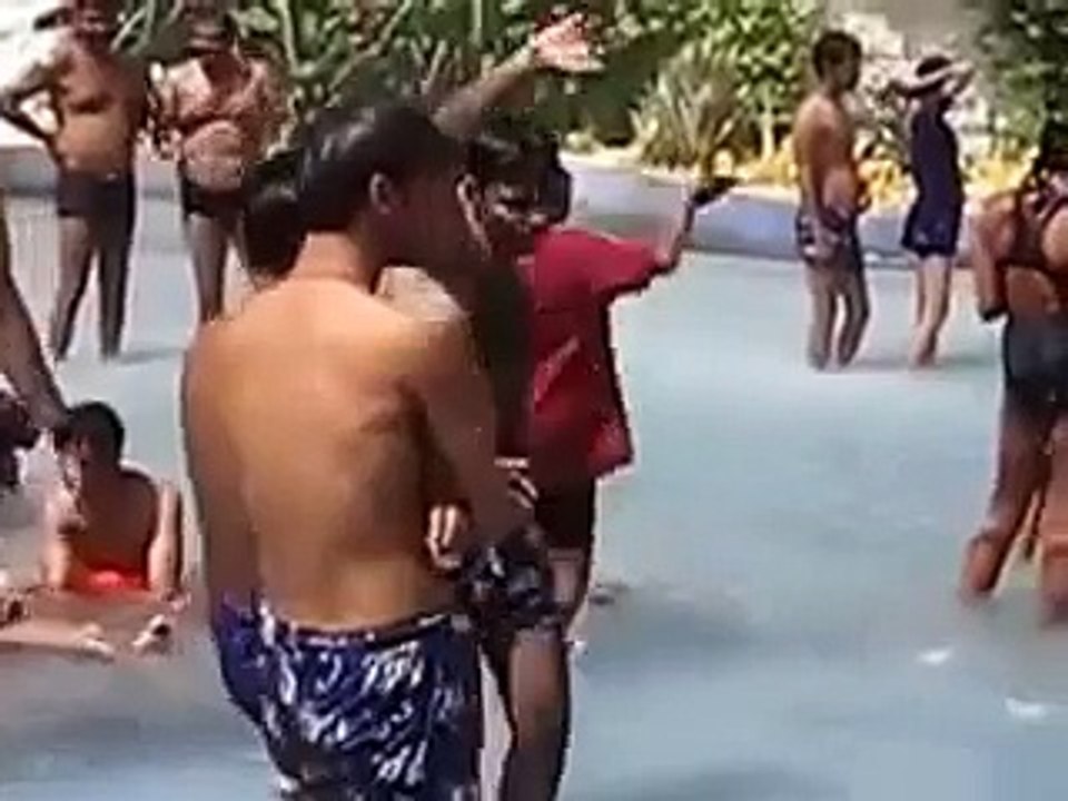 ওয়াটার পার্কে মেয়েদের নগ্ন ভিডিও ফাঁস