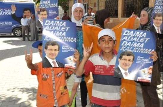 AK Parti Mitinginde Davutoğlu Posterli, Bozkurt İşaretli Suriyeliler