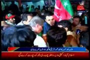 Multan: PTI Workers Convention, Workers encircles Qureshi