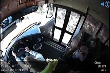 Un Conducteur Fou Manque de Tuer Trois Enfants à un Arrêt de Bus Scolaire