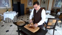 Démonstration de découpe de poularde de Bresse au restaurant 