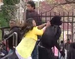 Madre golpea a su hijo en público por participar en protestas de Baltimore
