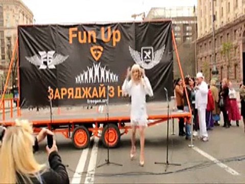 Концерт Димы Черникова (Dina Love) на Майдане Независимости в Киеве