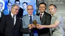 Luis Suárez entrega al Museo el primer Balón de Oro del Barça