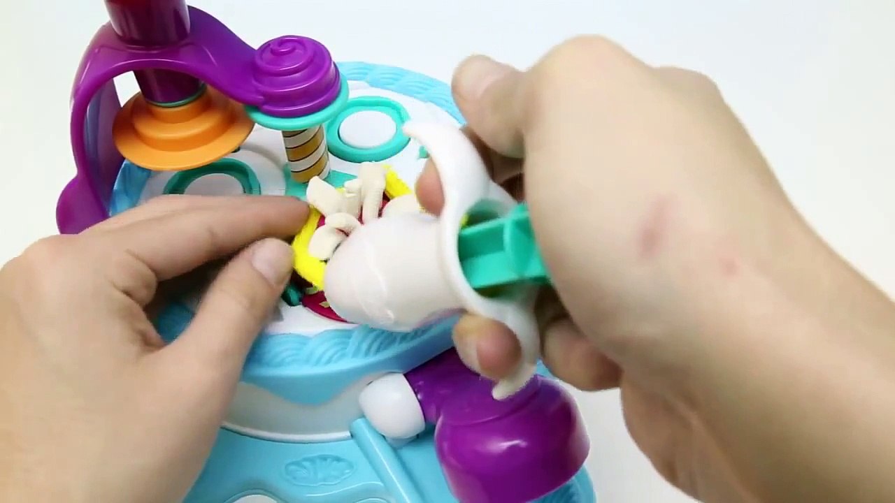 Play Doh Cake Makin' Station Bakery Playset Decorate Cakes Cupcakes Playdough Hasbro Toys