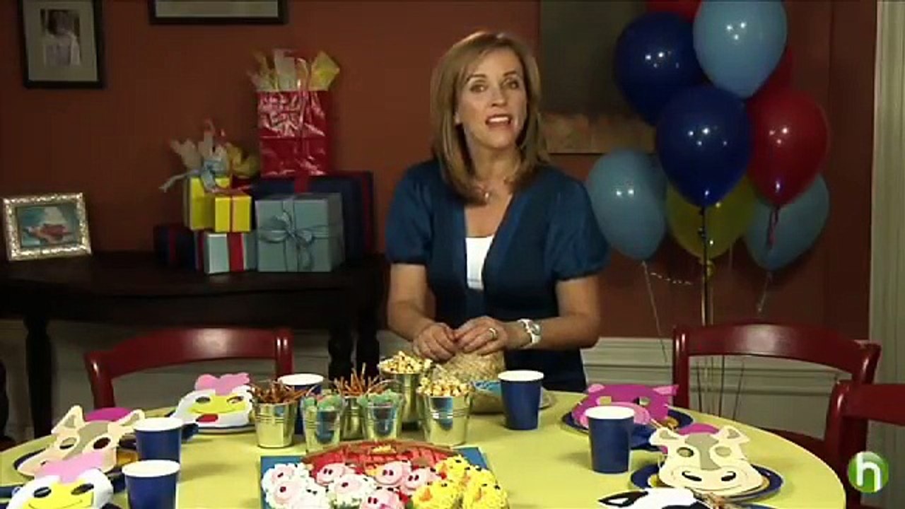 Birthday Cake Ideas: How to Make a Barn Birthday Cake (and Farm Animal Cupcakes!)