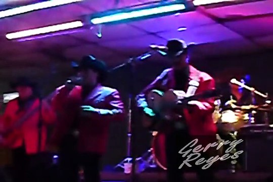 GENARO Y LOS VILLANOS DEL NORTE POPURRI DE CORRIDOS en vivo
