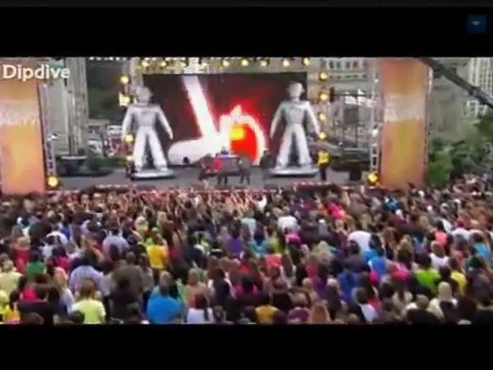 Black Eyed Peas I got a feeling on Oprah Chicago Flashmob 24th