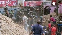 داوطلبان خارجی به کمک زلزله زدگان نپال شتافتند