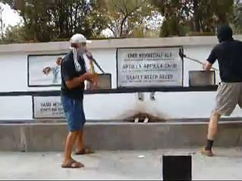 Българи чупят паметник на турски терористи