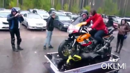 Une moto-école vous apprend à faire des Wheelies en toute sécurité