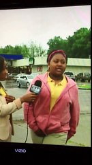 Menina tenta segurar durante entrevista, mas não aguenta
