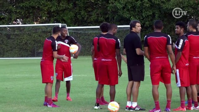 Cafu manda mal em treino e é trollado por colegas do São Paulo