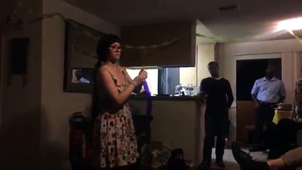 Une femme avale un long ballon de baudruche