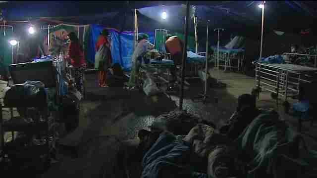 Miles de personas huyen de Katmandú mientras el resto de Nepal busca ayuda