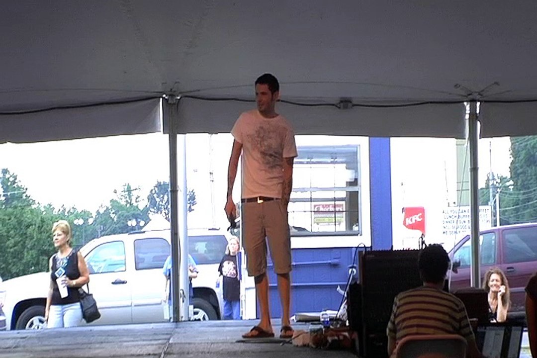 Danny Zeligman sings 'Peace In The Valley' Elvi...