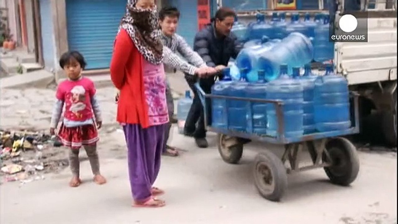 Hunger in Nepal - Hubschrauberpiloten berichten von verschütteten Siedlungen