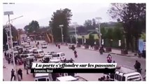 Népal : un immense portail s'effondre sur les passants
