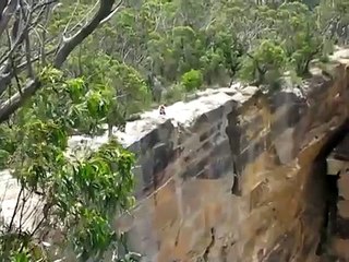 Base jump :  il se lance avec une corde et saute dans le vide