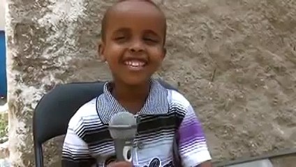 Wiil yar oo qaadayo heesta dhoof jaceyl u daranaa