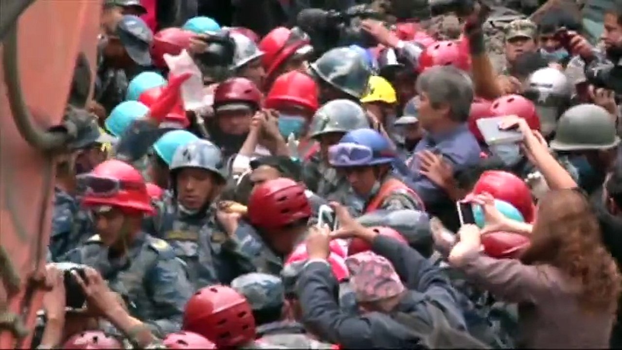 Un adolescent népalais sauvé des décombres cinq jours après le séisme