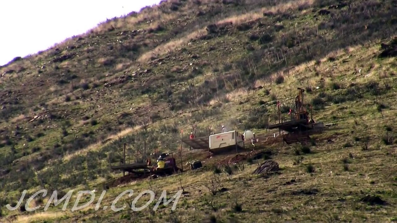 720p HD Twin rotor helicopter delivers large scaffolding