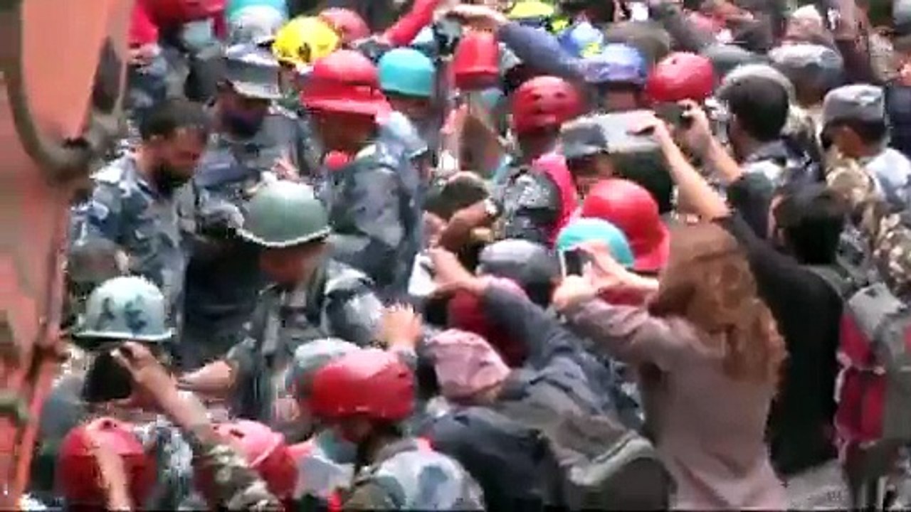 Un adolescent népalais sauvé des décombres cinq jours après le séisme