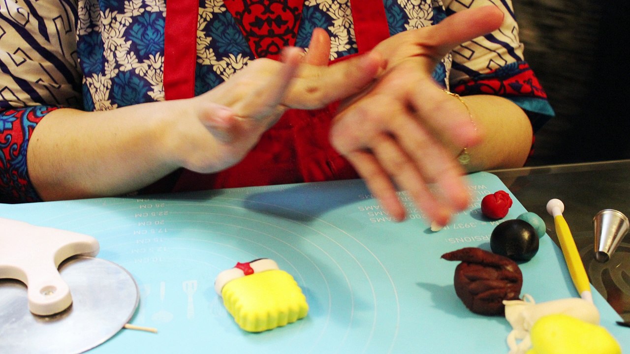TUTORIAL: How to make a Spongebob using fondant