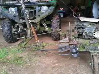 Tondeuse sur quad pour faucher sous les clôtures électriques