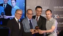 El legendario Luis Suárez entrega el Balón de Oro de 1960 al museo del Barça