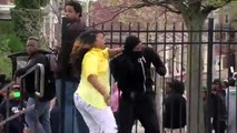 Madre saca a su hijo de las protestas de Baltimore a golpes